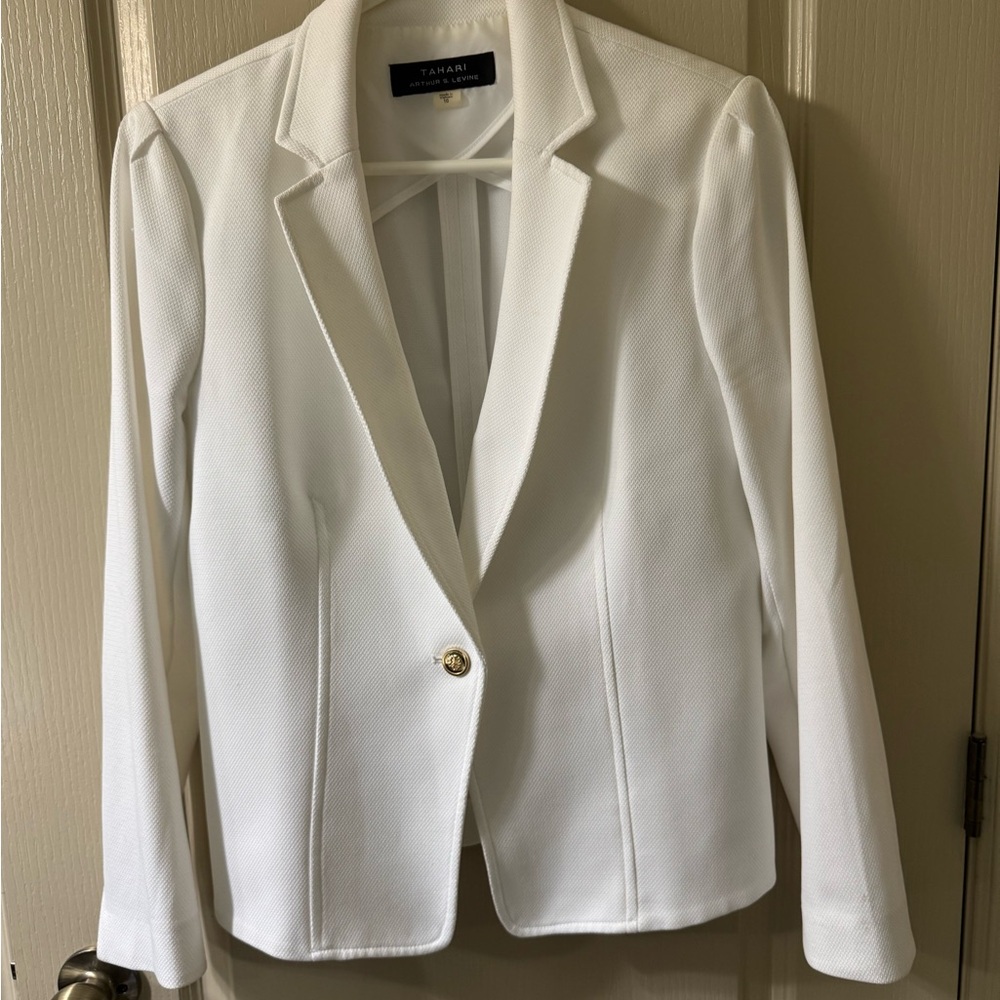 Tahari White Blazer with Notched Lapels and Tailored Fit